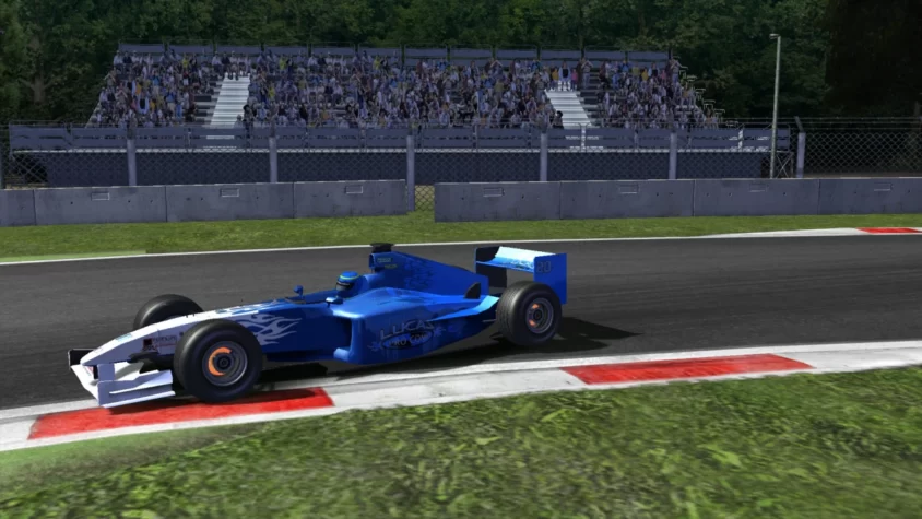 Гоночный автомобиль на повороте в игре rFactor с трибунами зрителей на фоне
