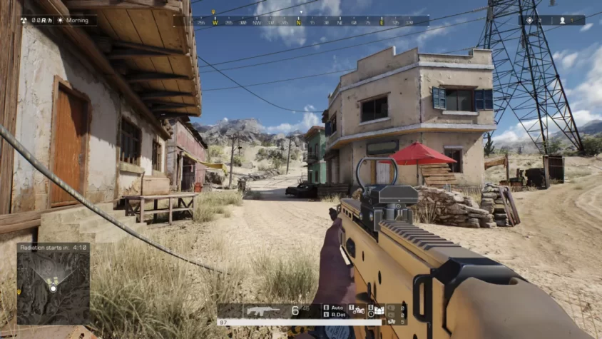 Персонаж в игре Ring of Elysium стоит на улице, готовый к действиям в покидающем мире городе, с оружием наготове