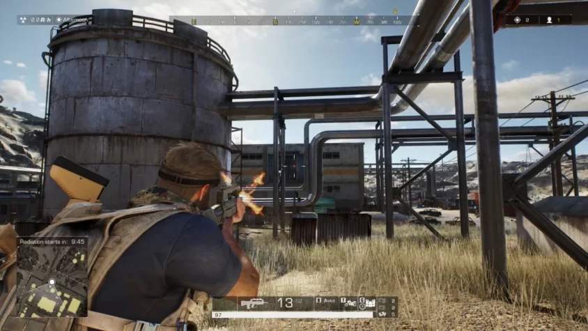 Персонаж в игре Ring of Elysium открывает огонь по врагам возле заброшенного промышленного объекта