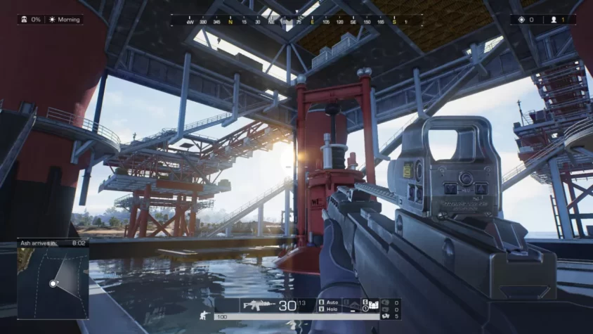 Персонаж в игре Ring of Elysium стоит в воде с оружием, на фоне огромной нефтяной платформы