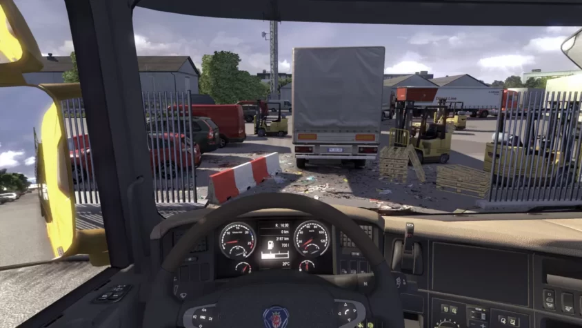 Вид из кабины грузовика в Scania Truck Driving Simulator, парковка с препятствиями