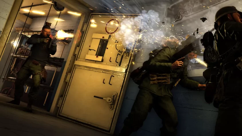 Игрок в Sniper Elite 5 открывает огонь из автомата, а враг получает свою порцию взрывов