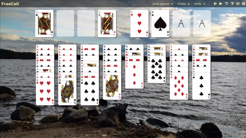 Игра Solitaire Expeditions с видом на озеро