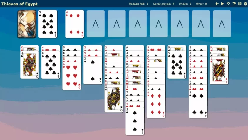 Игра Solitaire Expeditions с картами на фоне небес