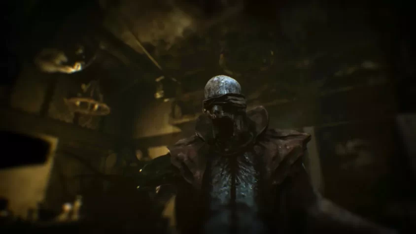 Монстр из игры Song of Horror — существо с забинтованной головой, угрожающе приближается