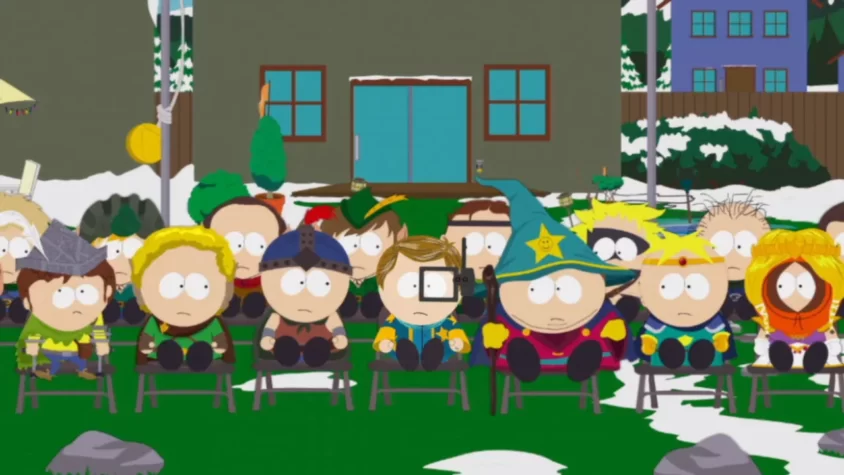 Персонажи игры South Park: The Stick of Truth сидят на стульях, ожидая начала следующей битвы в стиле фэнтези
