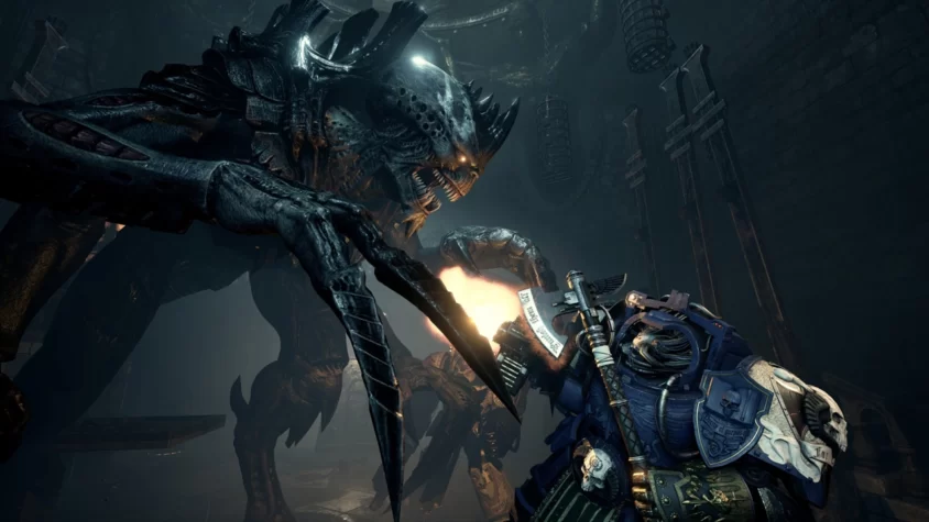 Космодесантник сражается с Тиранидом в игре Space Hulk: Deathwing - Enhanced Edition