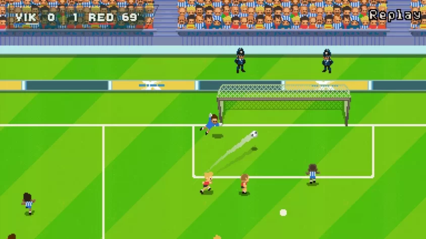 Момент из игры Super Arcade Football: игроки на поле, вратарь пытается отразить удар, а фанаты в трибунах наслаждаются действием