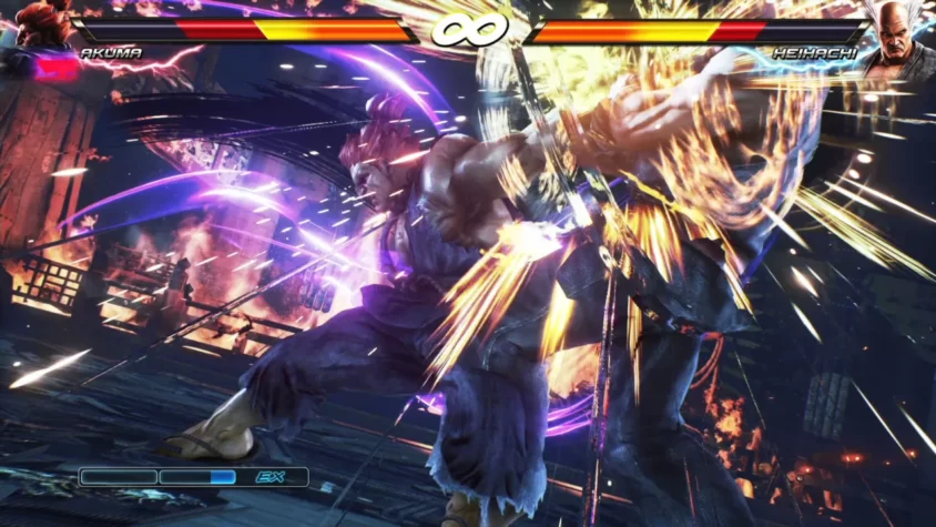 Кадр из игры TEKKEN 7, где Аккума наносит мощный удар Хэйхачи, окруженный молниями и огнем