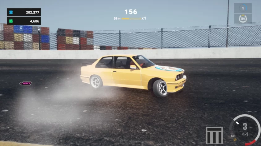 Жёлтая машина в игре The Drift Challenge на треке с дымом от шин