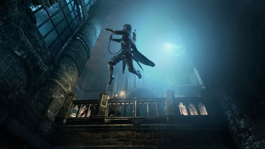 Персонаж игры Thief в прыжке с веревкой, пытаясь не быть замеченным