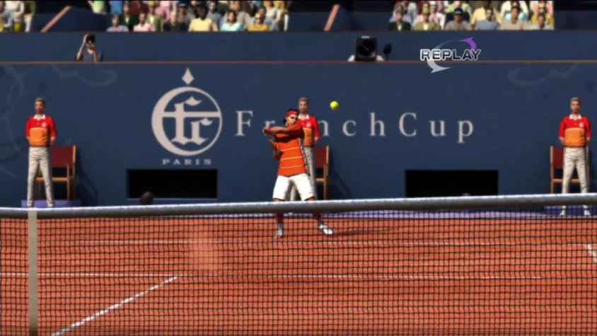 Игрок в игре Virtua Tennis 4 выполняет удар на турнире French Cup