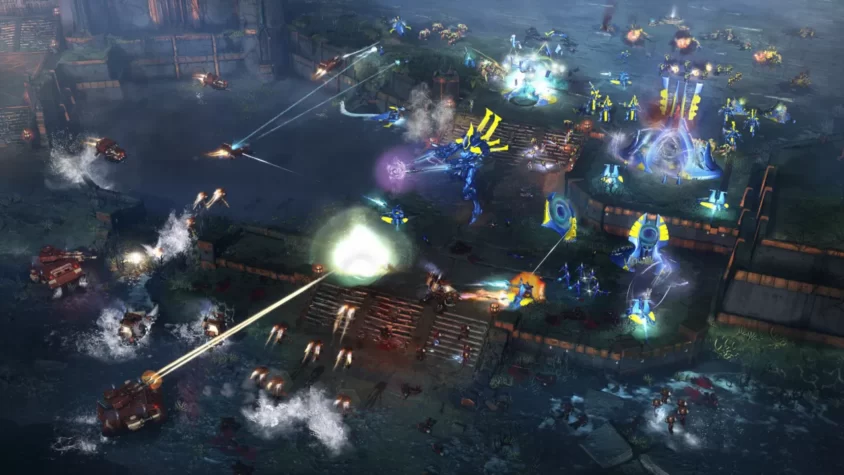 Сражение на разрушенной базе с яркими лазерными выстрелами и роботами в Warhammer 40,000: Dawn of War III