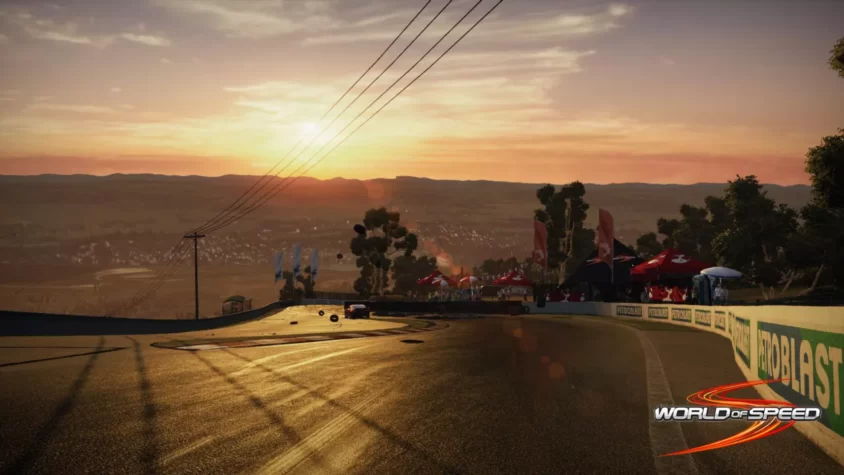 Закат на трассе в игре World of Speed, с флажками и зрителями на обочине