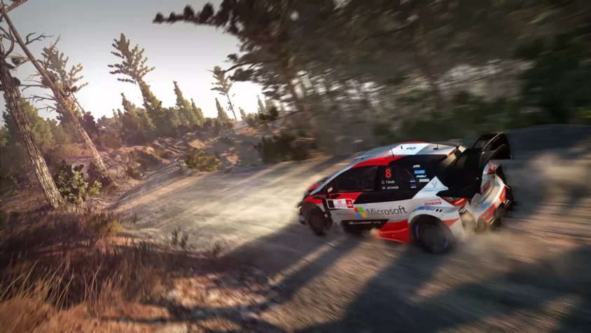 Toyota Yaris WRC мчится по горной трассе, оставляя за собой облако пыли
