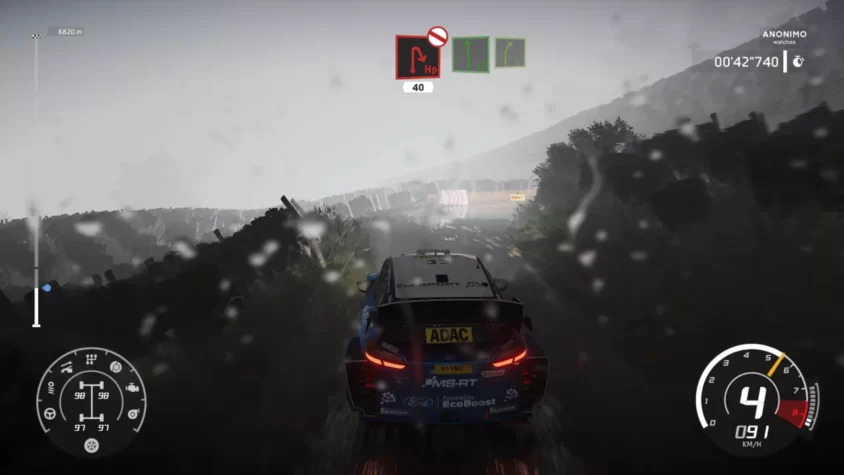 Ford Fiesta WRC в дождливых условиях, буксует по грязной трассе
