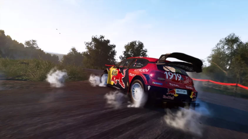Citroën C3 WRC с характерным дымом от колес на повороте