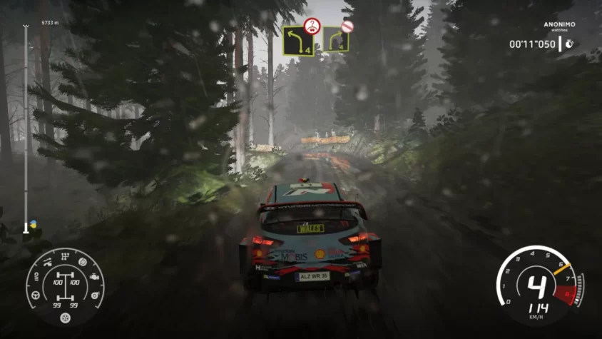 Hyundai i20 WRC на мокрой и грязной трассе в лесу