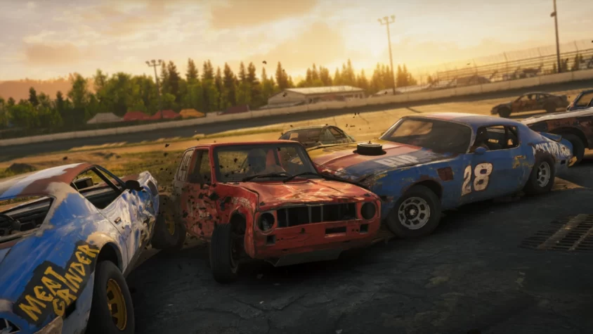 Машины столкнулись на гоночной трассе в Wreckfest 2, с ярким закатом на фоне