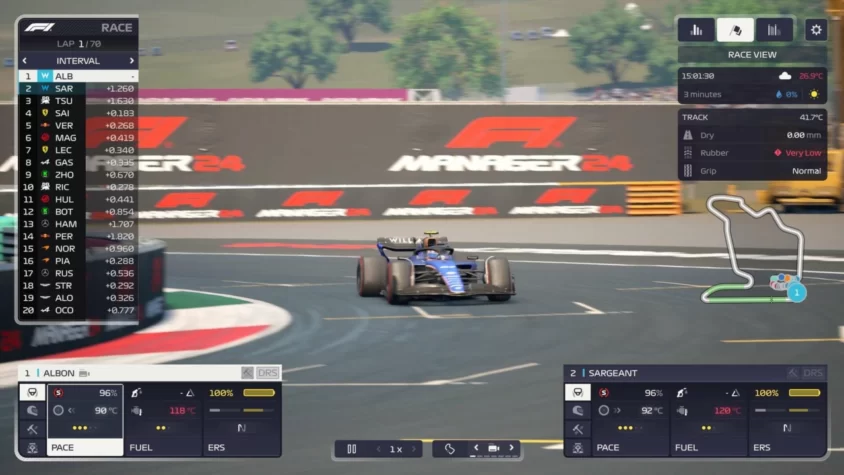 Гонка в F1 Manager 2024: Албон лидирует, а на заднем плане логотип игры напоминает, кто тут главный